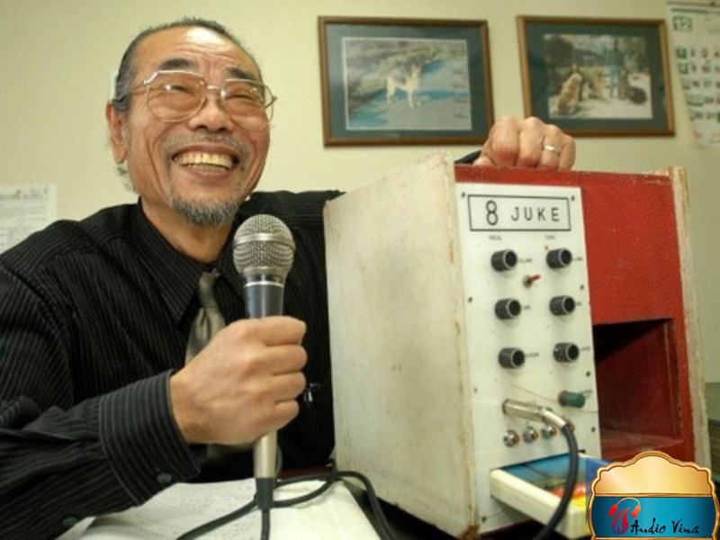 Daisuke Inoue với cỗ máy karaoke đầu tiên mang tên “8 Juke”​