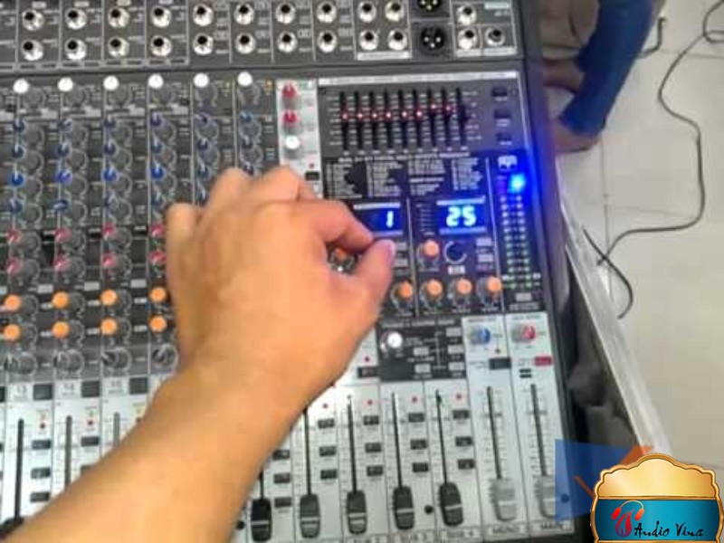 Hệ thống đèn của mixer âm thanh bị hỏng